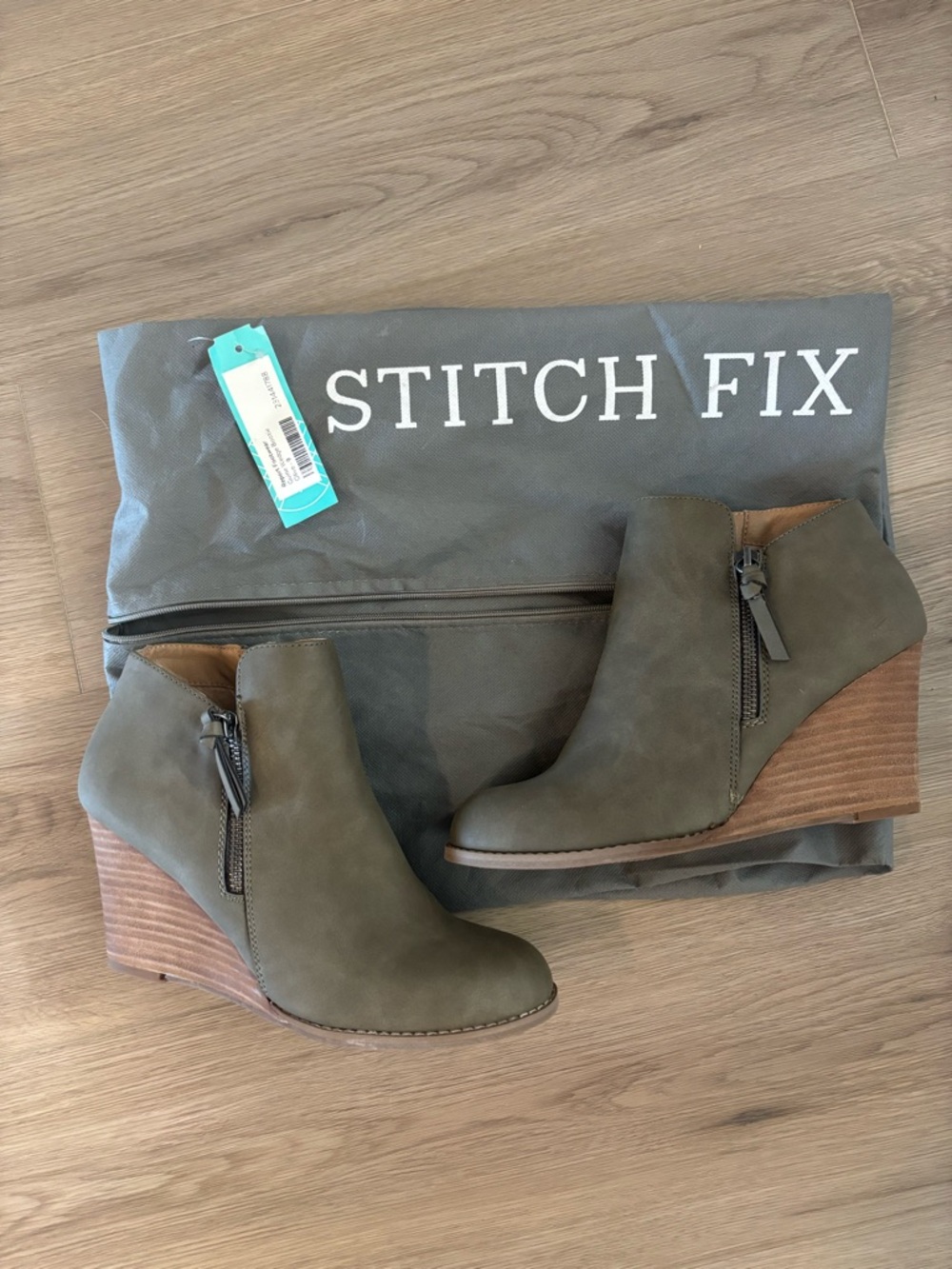 Report Wedge Ankle Bootie Women's Olive Suede Wedge Booties MSRP $57 Sz 9 NWT - Picture 2 of 5